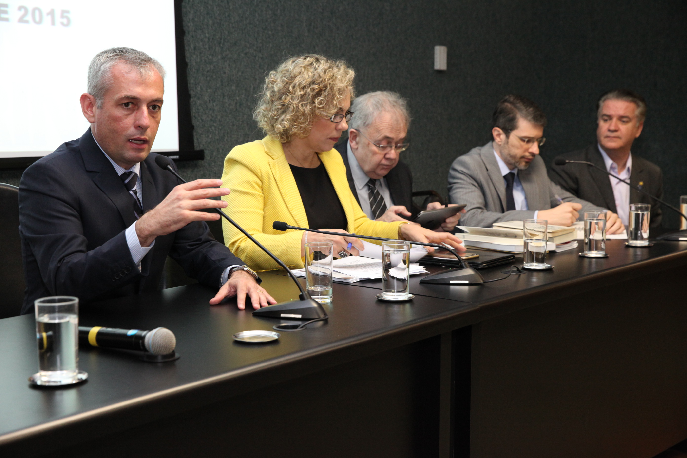 Secretário de Estado da Saúde - João Paulo Kleinubing - apresenta diante dos deputados membros da Comissão de Saúde relatório dos 1° e 2° quadrimestres de 2015. Foto: Fábio Queiroz / Agência AL
