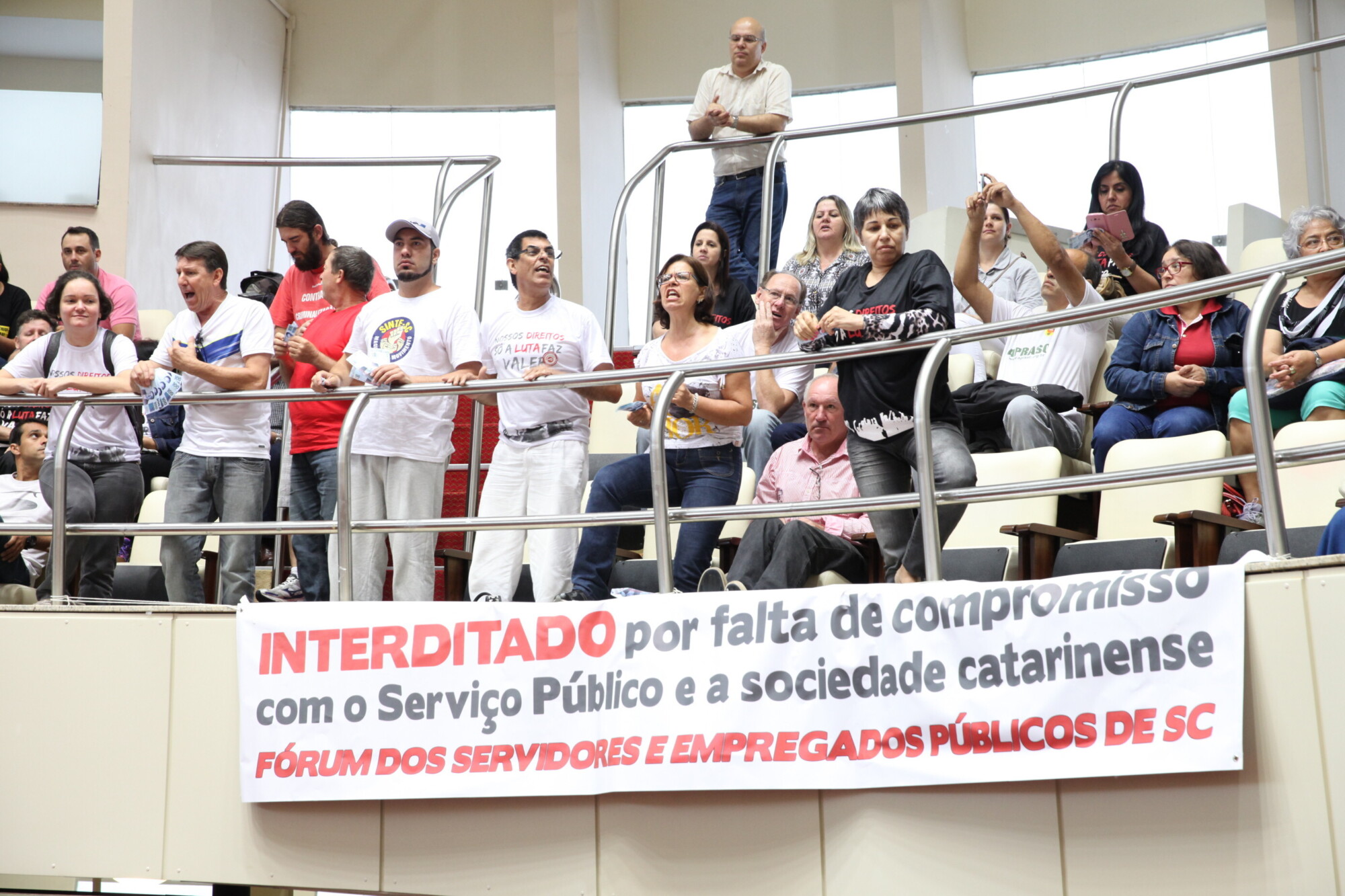 Servidores públicos ocuparam galerias durante reunião conjunta das Comissões de Finanças e do Trabalho