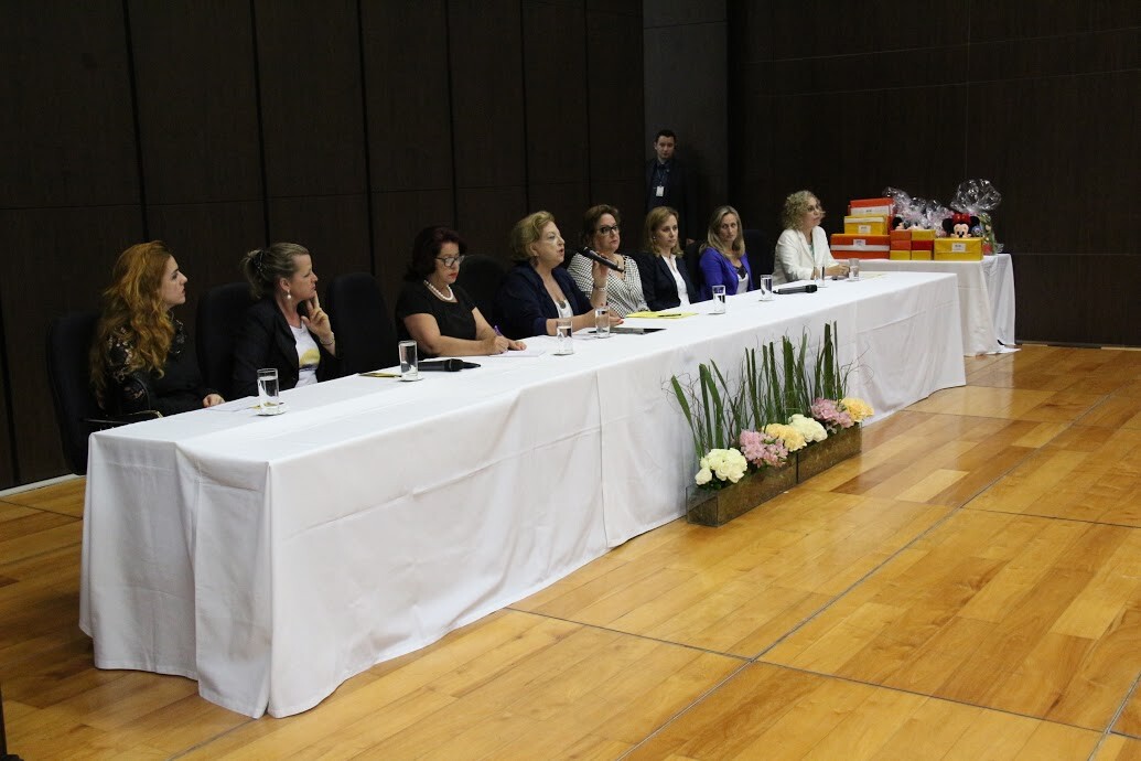 Deputadas Ana Paula Lima e Dirce Heiderscheidt fizeram parte da mesa em evento no TJ. FOTO: Assessoria de Imprensa do Tribunal de Justiça SC