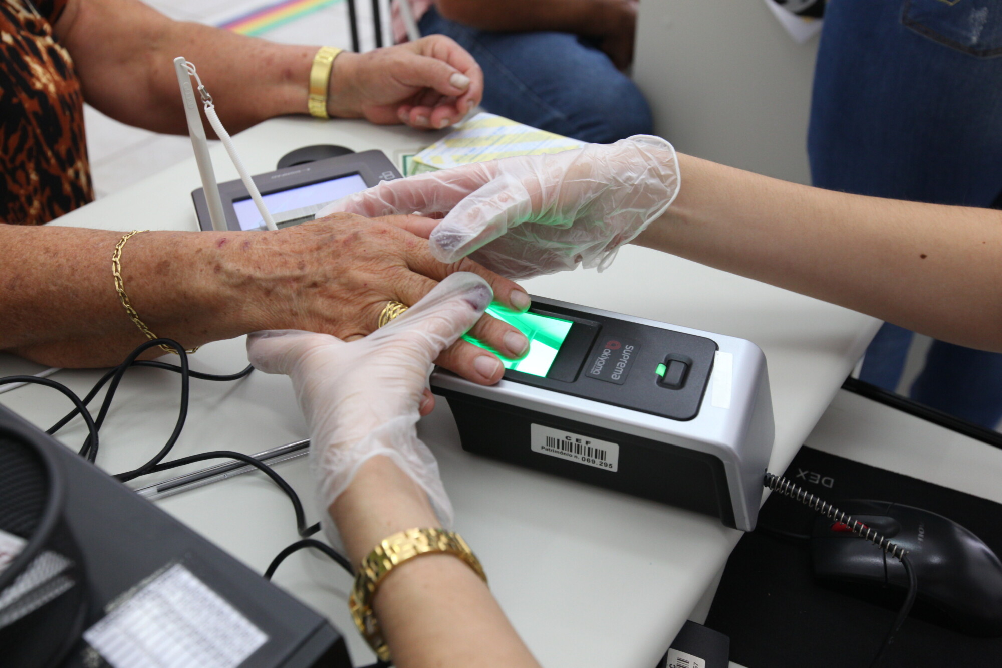 Os atendimentos aos eleitores que querem fazer o cadastramento biométrico ficarão concentrados nos cartórios eleitorais, a partir de 1º de dezembro