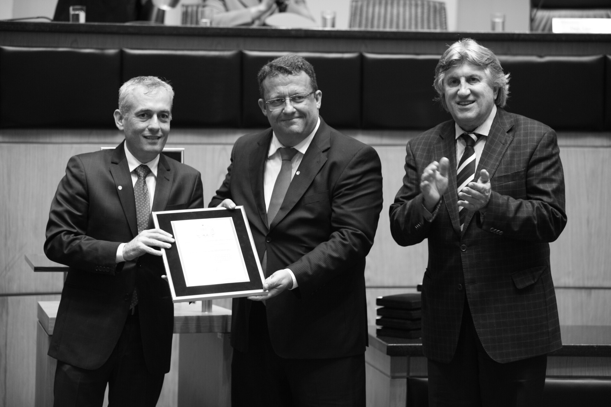 SC Transplantes, por meio do seu coordenador, Joel Andrade, recebe placa alusiva a homenagem.