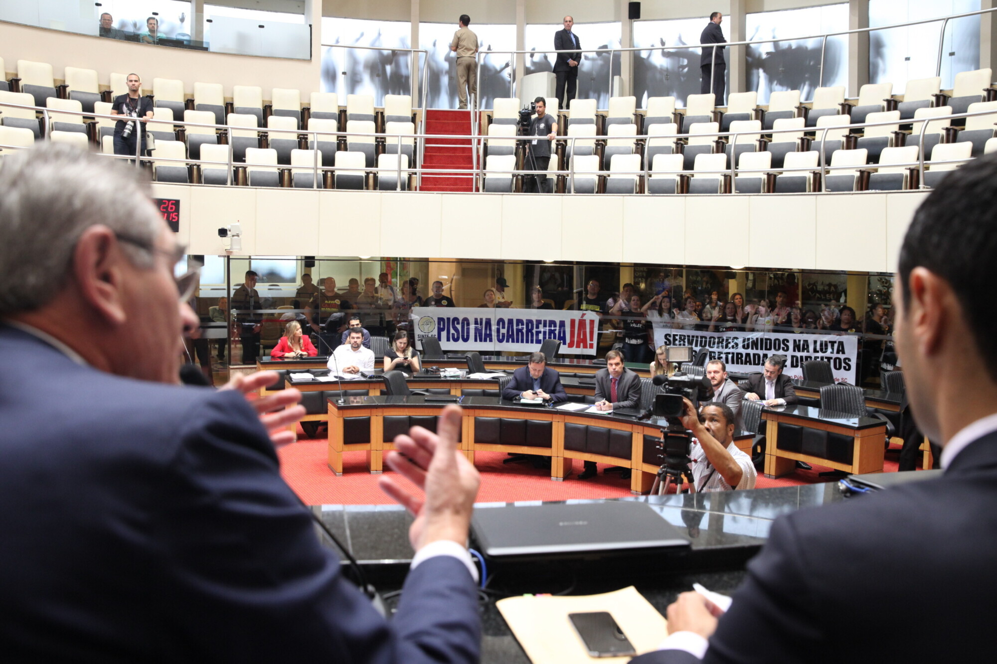 Professores ligados ao sindicato protestam nas galerias e do lado de fora do plenário, durante a discussão do novo plano de carreira