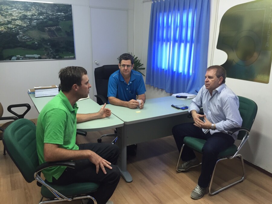 Deputado (d) reuniu-se com vereador (e) e com o prefeito  em exercício de Anchieta. FOTO: Divulgação