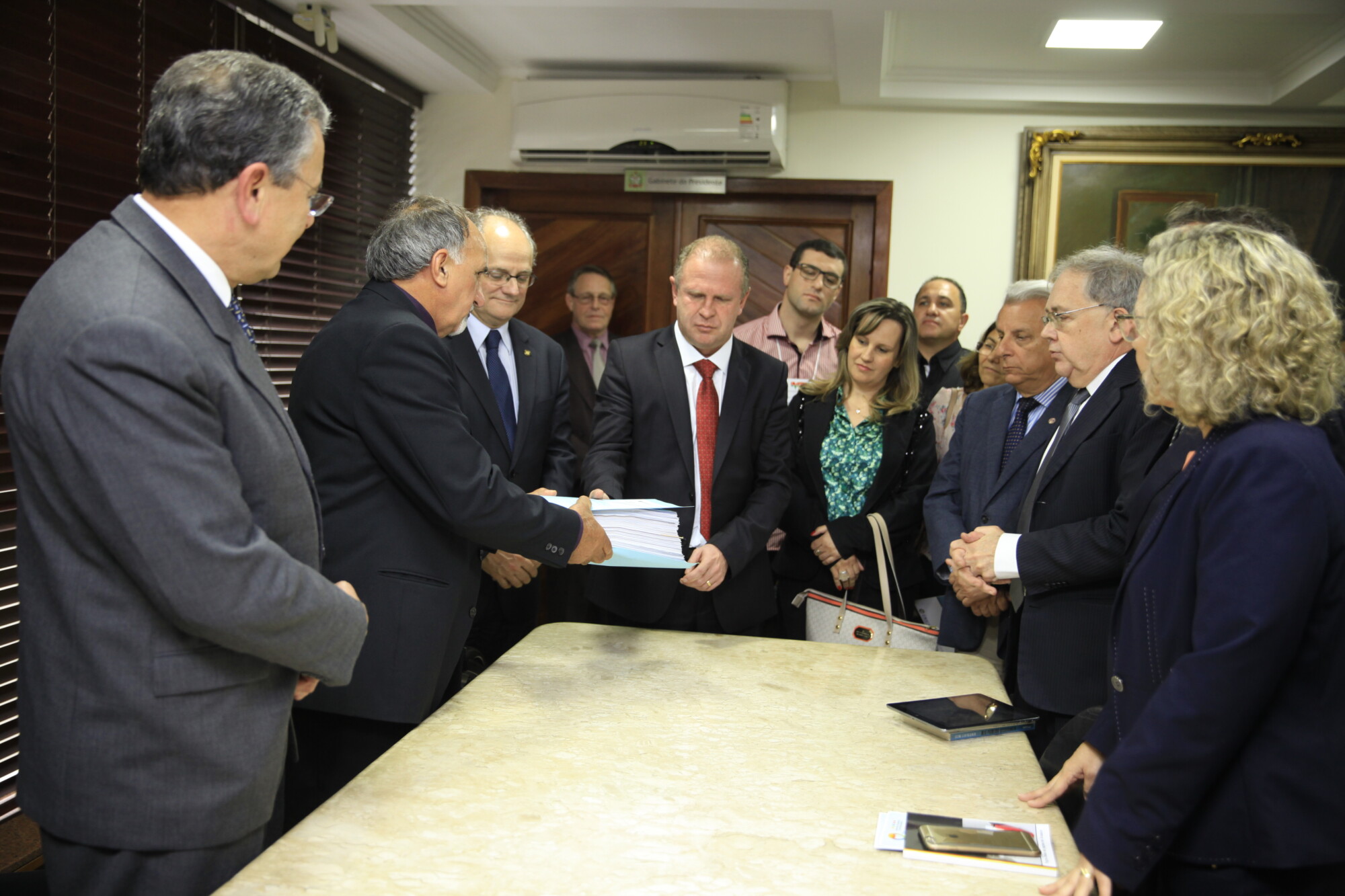 Entrega do documento no Gabinete da Presidência
