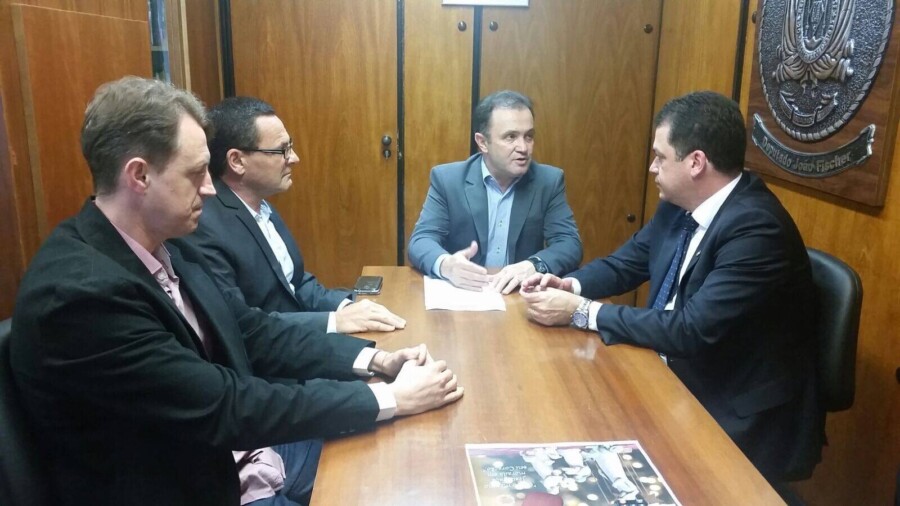 Deputado Rodrigo Minotto em visita à Comissão do Mercosul da assembleia gaúcha