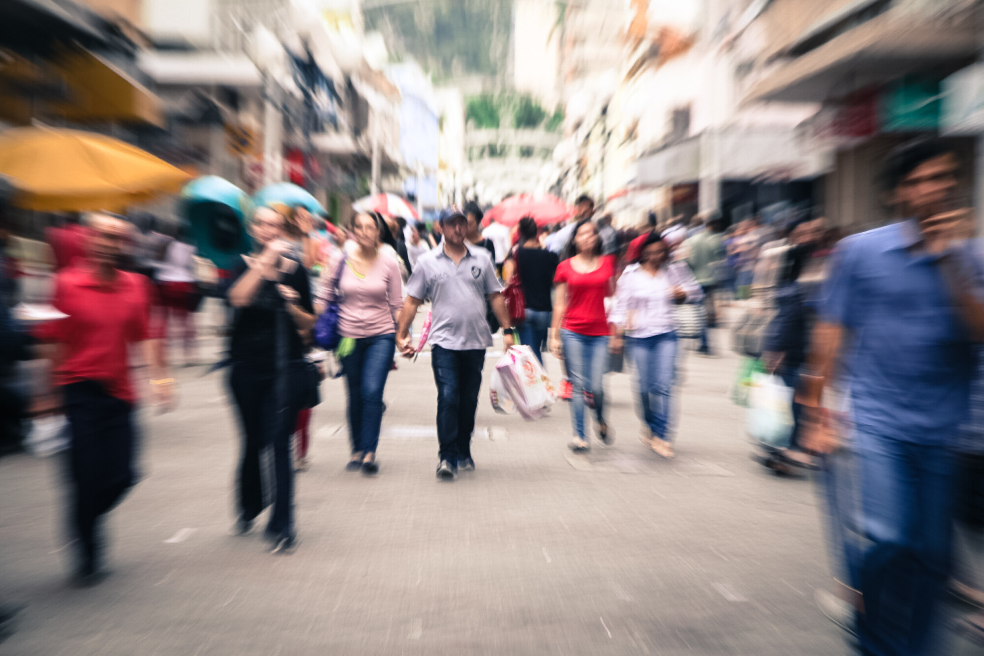 Pesquisa da FCDL mostra que 43% dos trabalhadores que recebem 13º pretendem usar parte do dinheiro para comprar presentes no Natal
