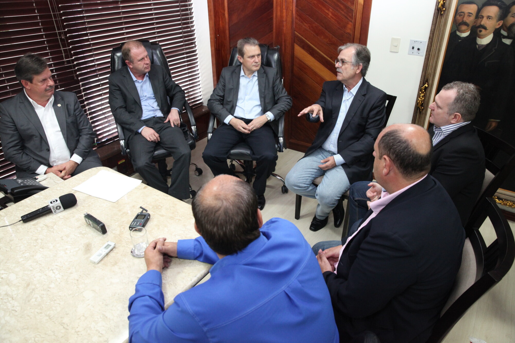 Caramori (e), Merisio, Tomazini, o senador Dalírio Beber (PSDB) e o secretário Gavazzoni, durante a coletiva.