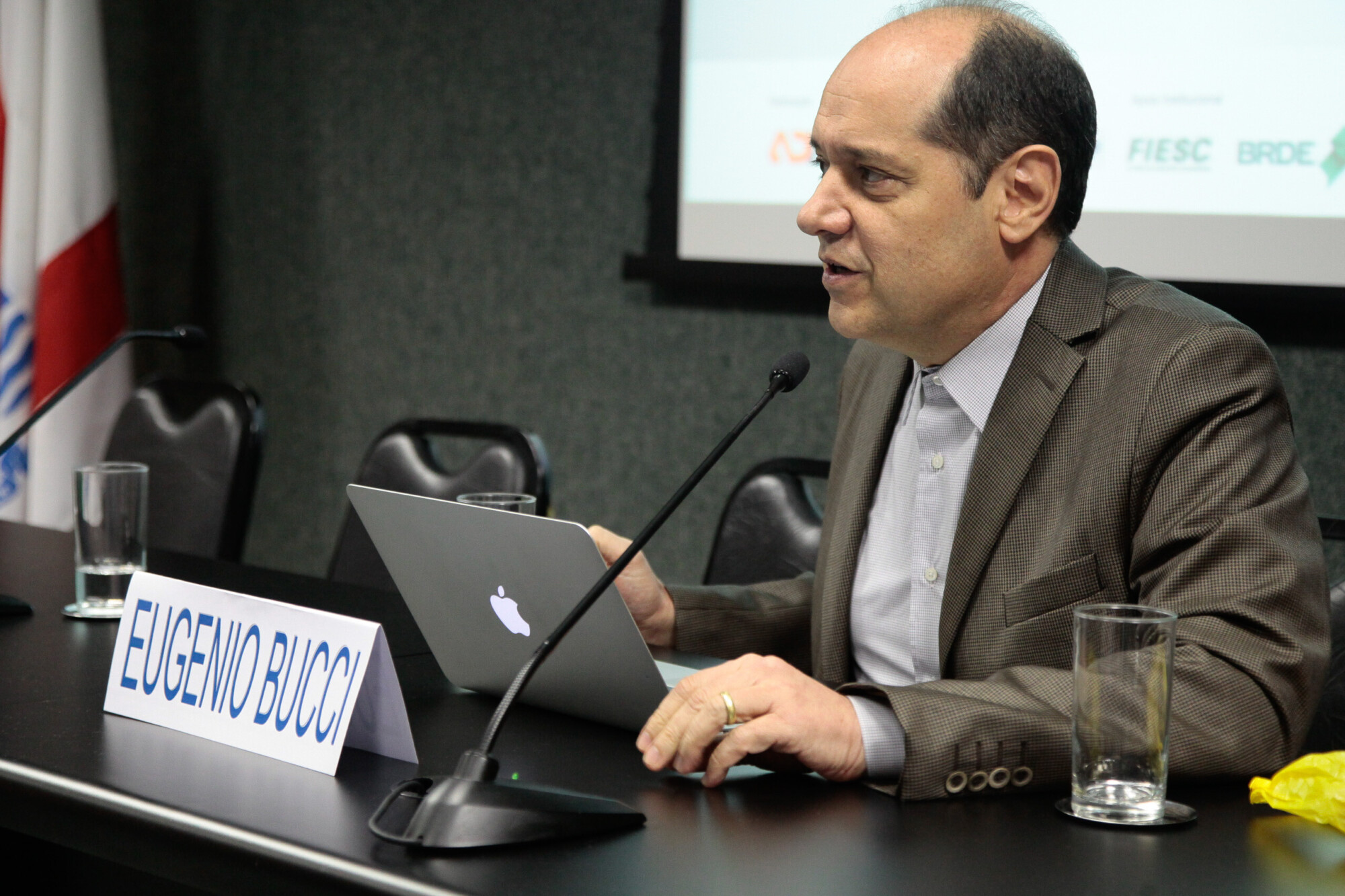 Eugênio Bucci abordou três pontos na sua palestra: passado, dependência e morte