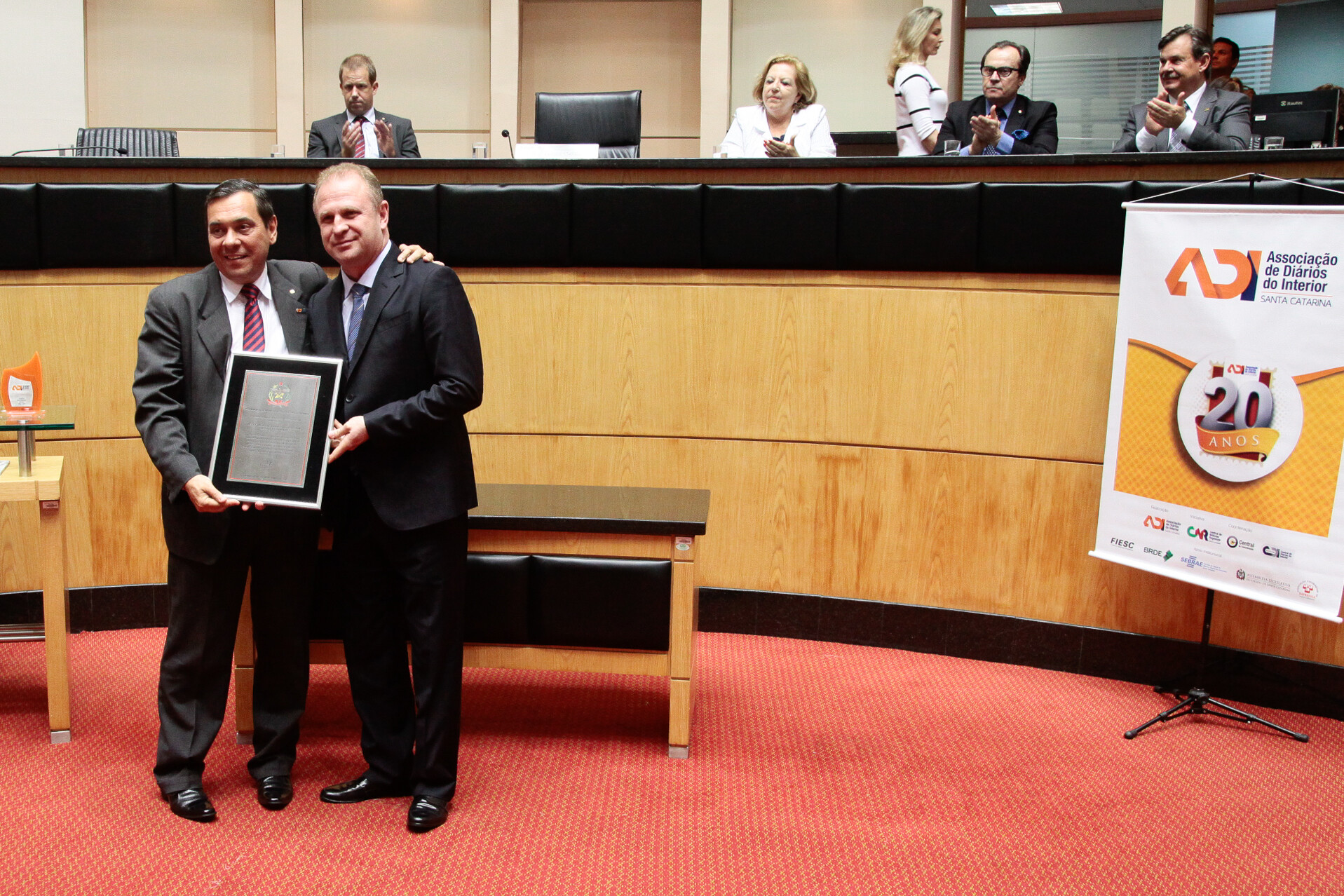 Presidente da ADI-SC, Ámer Félix Ribeiro, recebe homenagem do presidente da Alesc, Gelson Merisio
