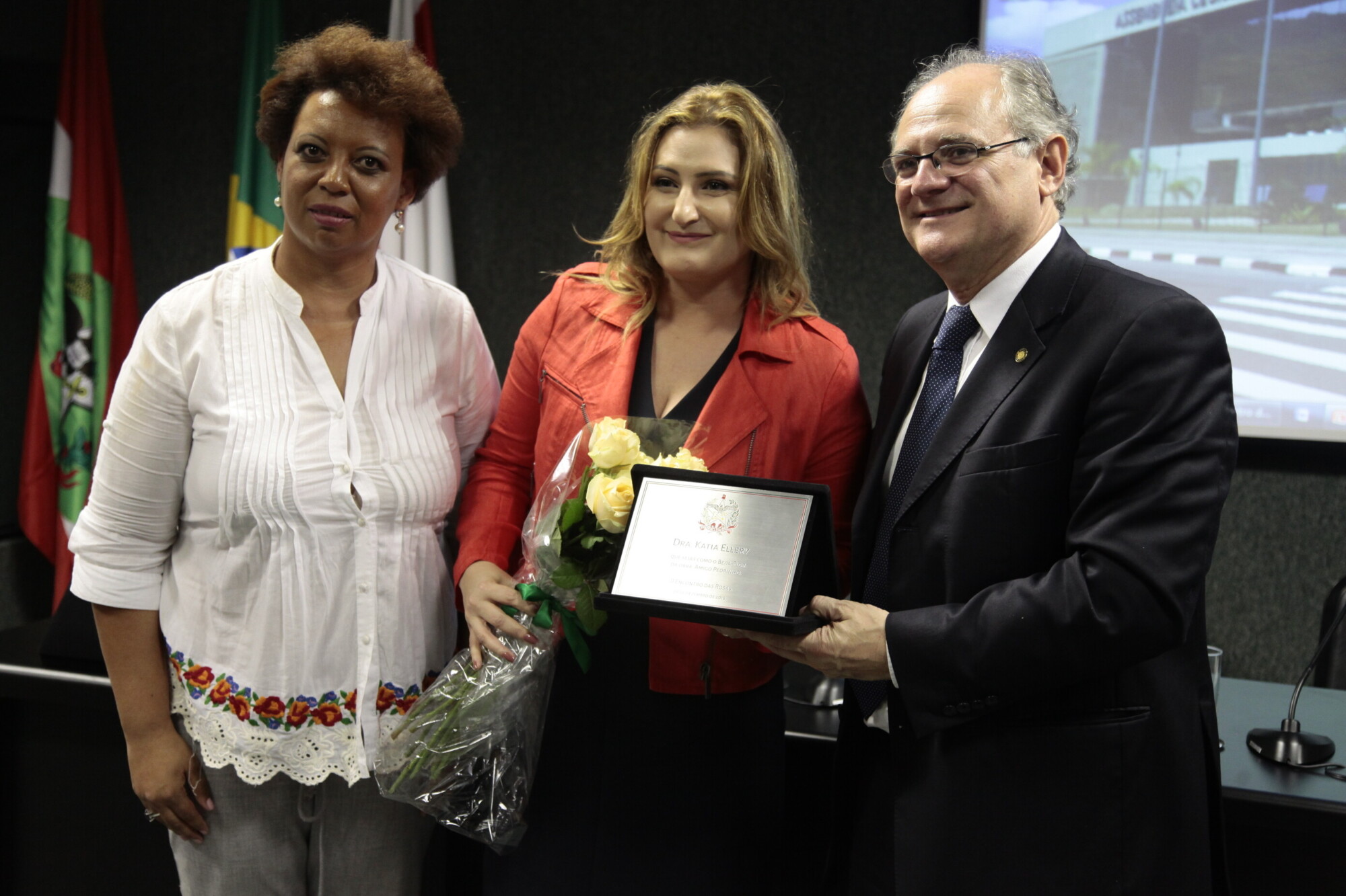 Deputado Dr. Vicente entrega homenagem a advogada Kátia Ellery