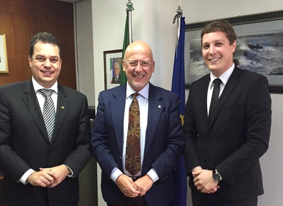 Deputado Rodrigo Minotto, cônsul Enrico Mora e o vereador Aroldo Frigo Junior, de Nova Veneza