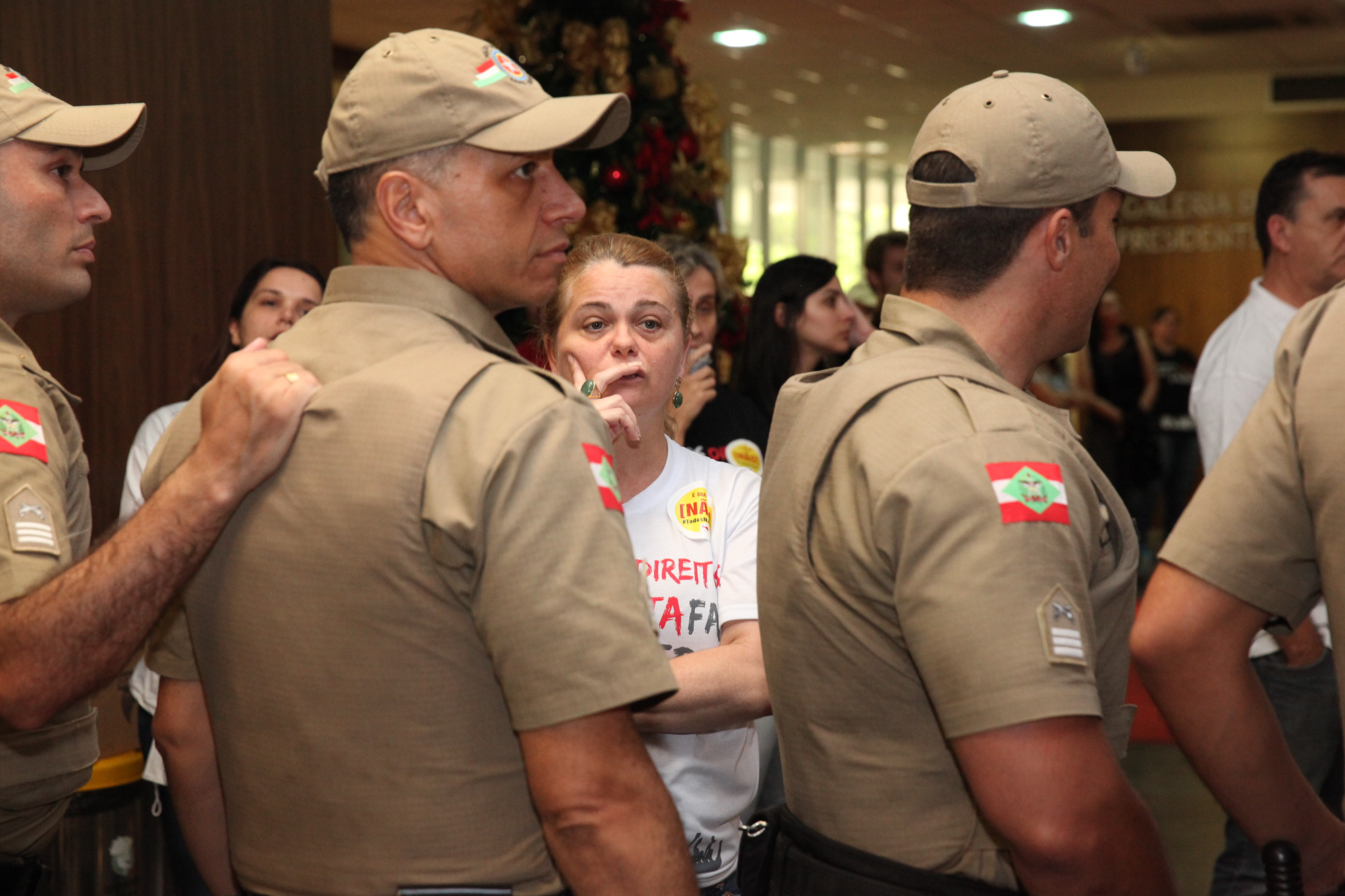 Manifestação dos Servidores Durante Sessão Extraordinária. Foto: Fábio Queiroz / Agência AL