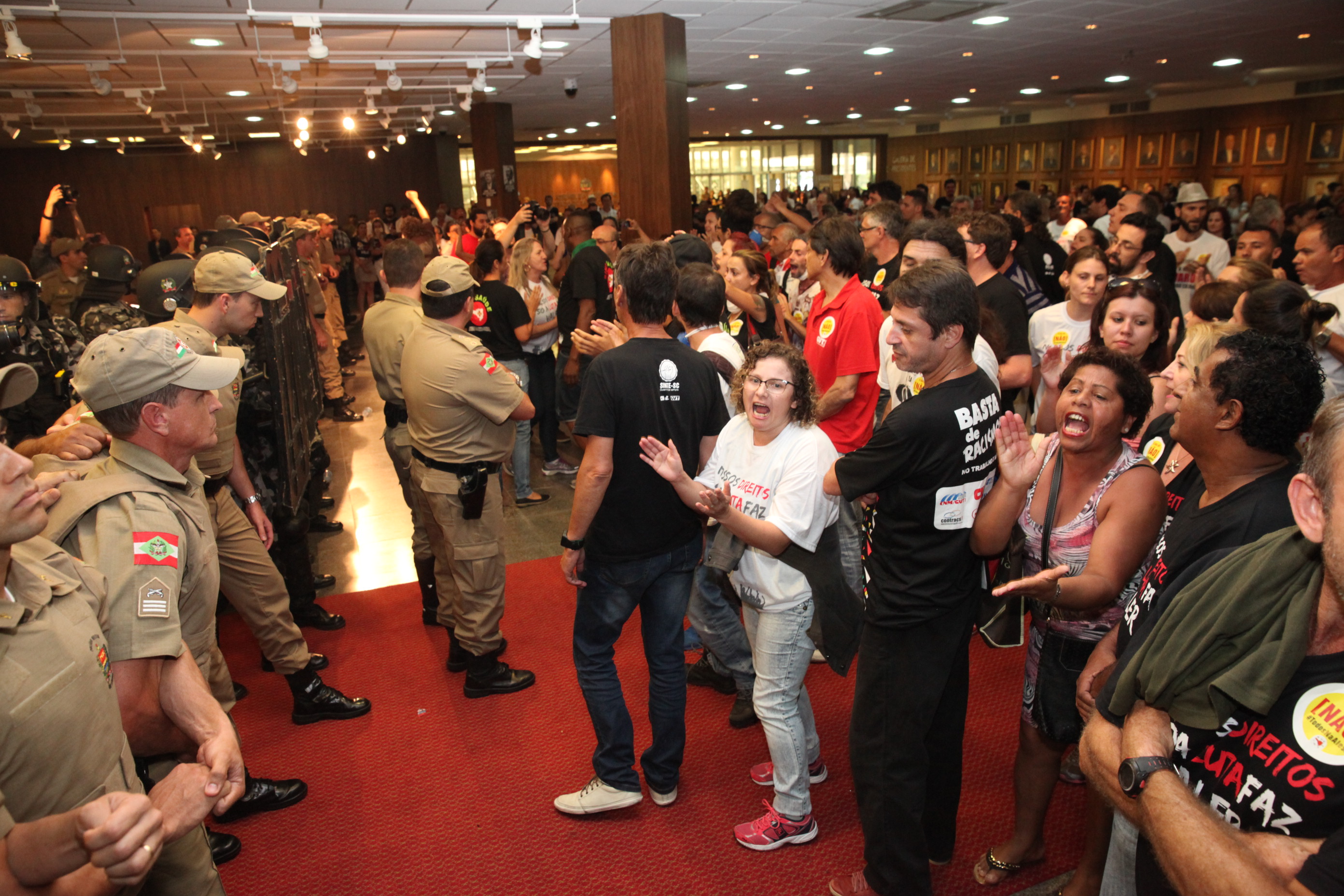 Manifestação dos Servidores Durante Sessão Extraordinária. Foto: Fábio Queiroz / Agência AL