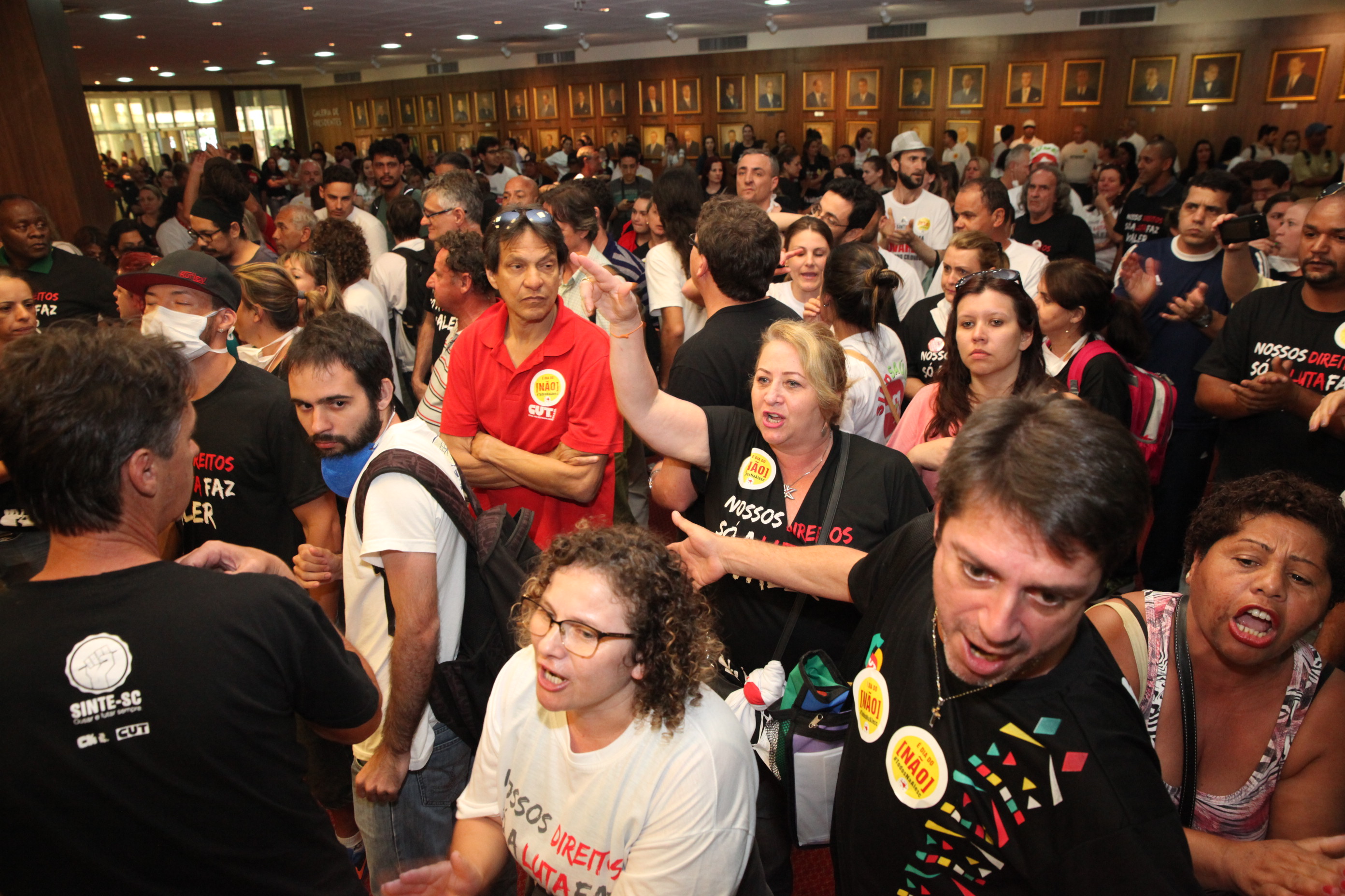 Manifestação dos Servidores Durante Sessão Extraordinária. Foto: Fábio Queiroz / Agência AL