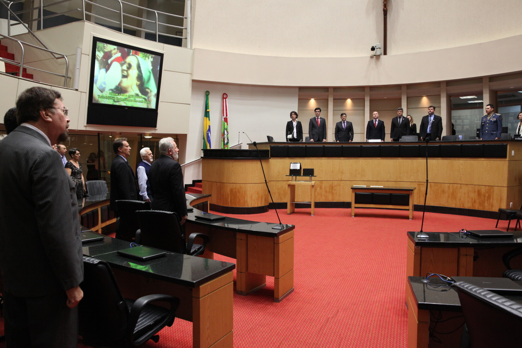 Treze policiais civis que se aposentaram em 2014 e em 2015 foram homenageados em sessão especial na noite de quinta-feira (10