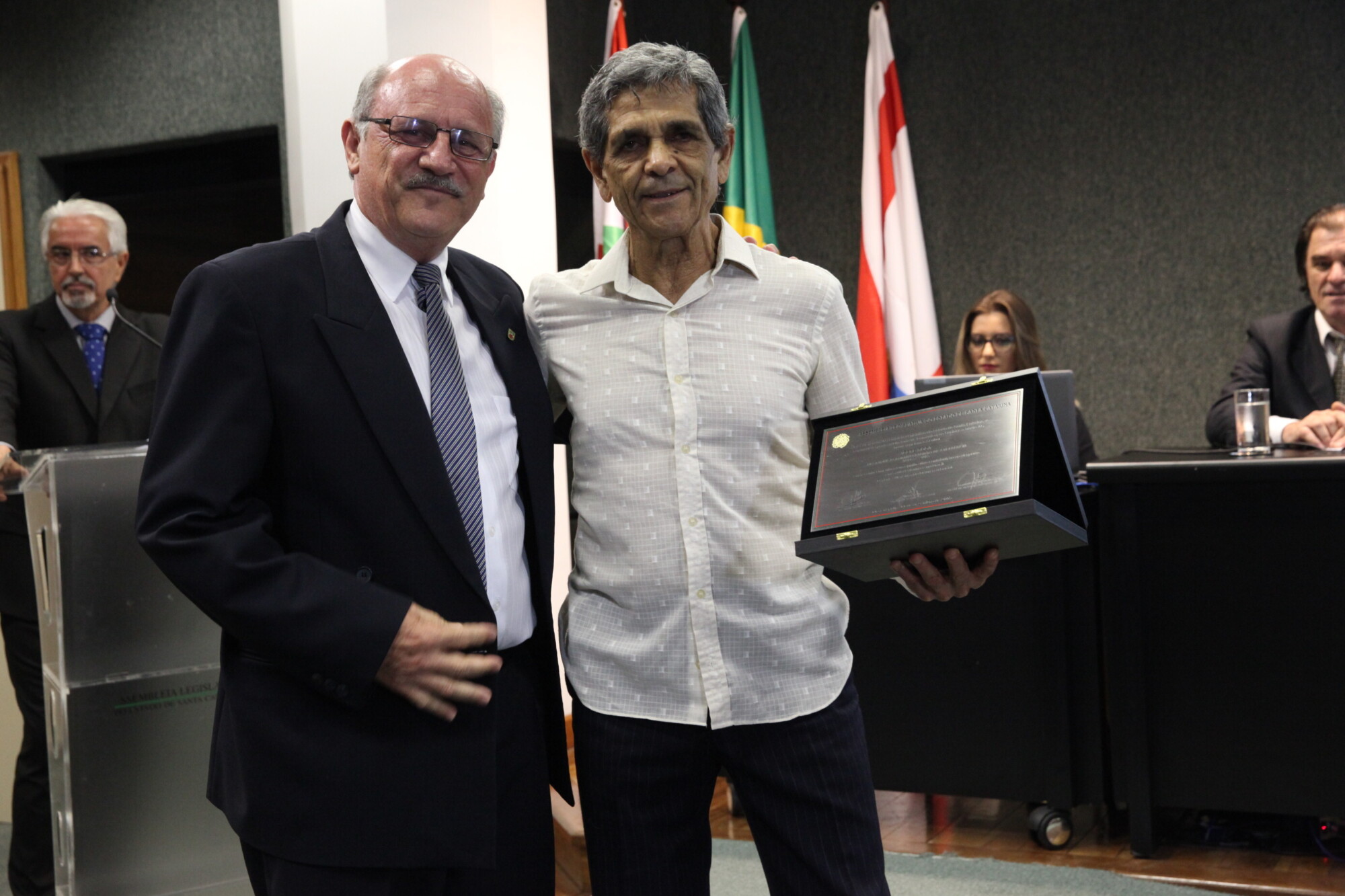 Oscar Archer entreha placa Iberê Rosa (D)