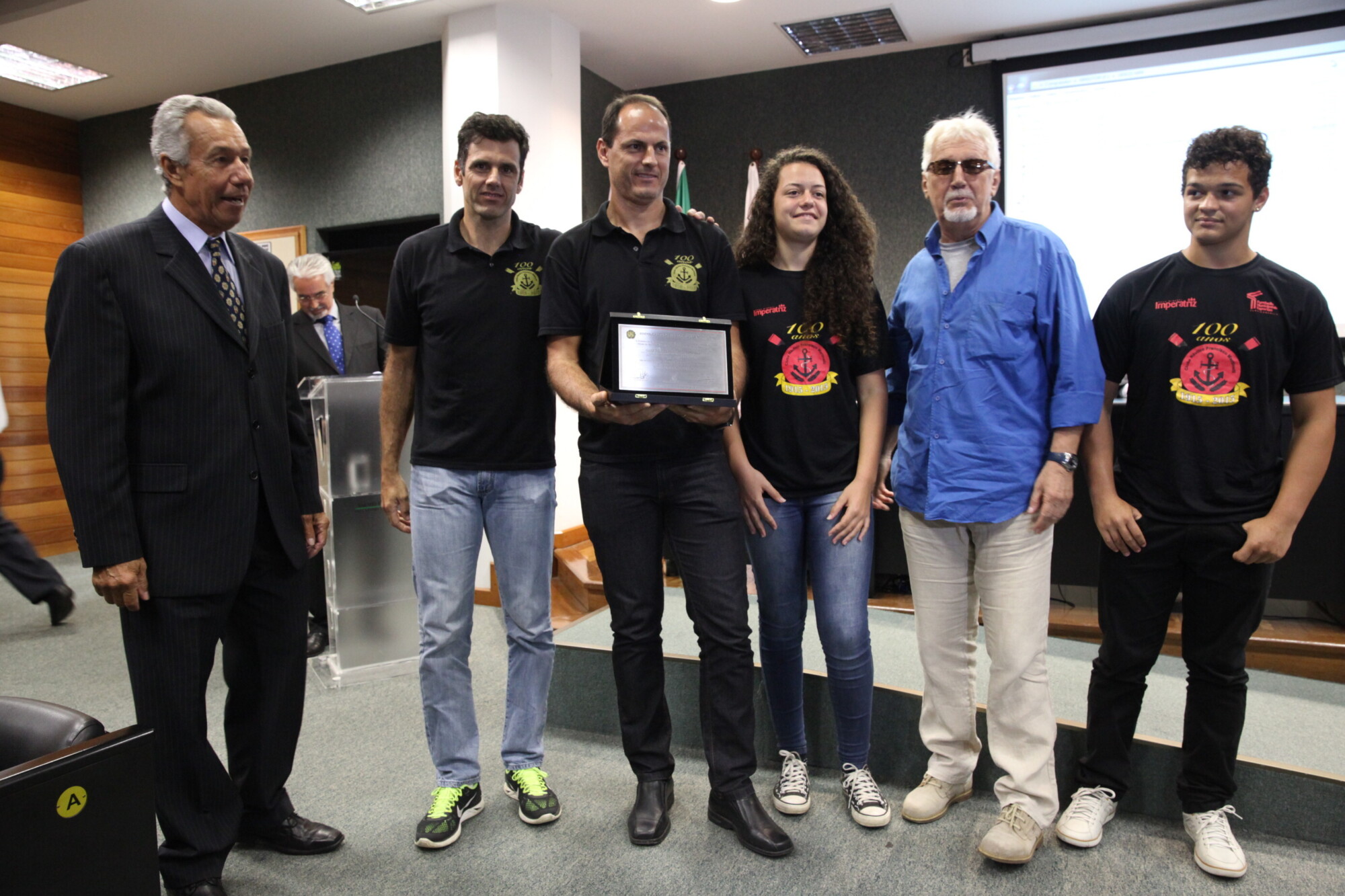 Pauilo Brito (D) entrega placa a representantes do Clube Náutico Francisco Martinelli