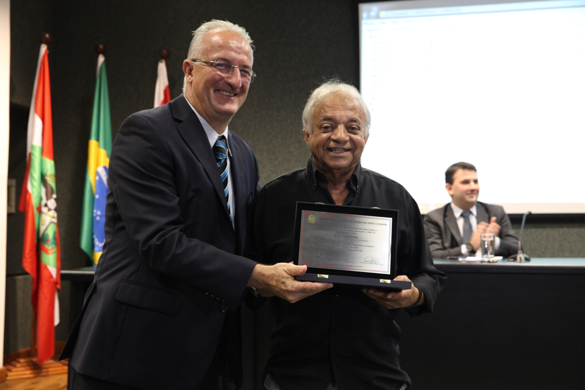 Dorival Junior entrega placa a Hesio Dutra (D)