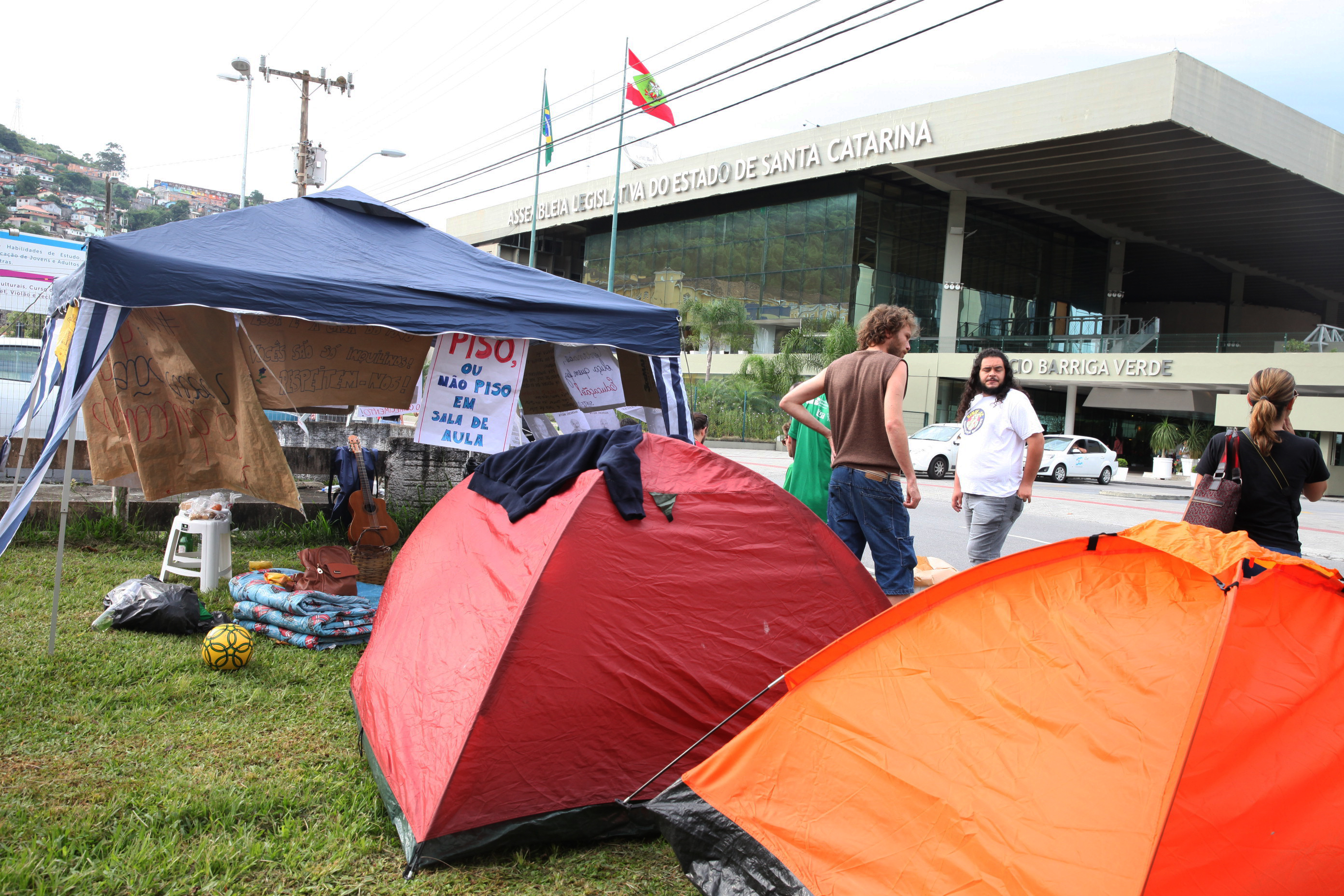 Servidores públicos estaduais fazem vigília em frente à Alesc. Foto: Fábio Queiroz / Agência AL