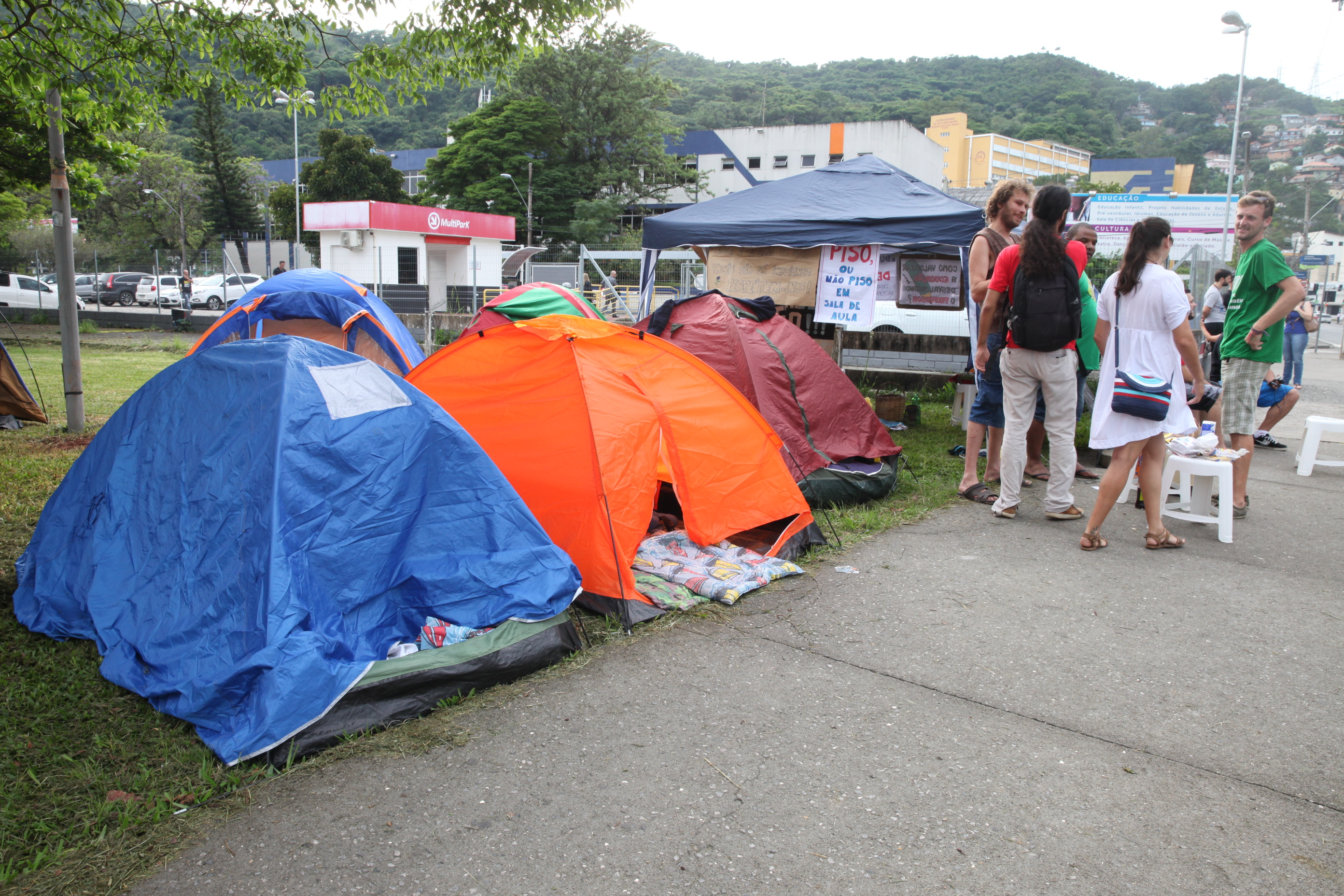 Servidores públicos estaduais fazem vigília em frente à Alesc. Foto: Fábio Queiroz / Agência AL