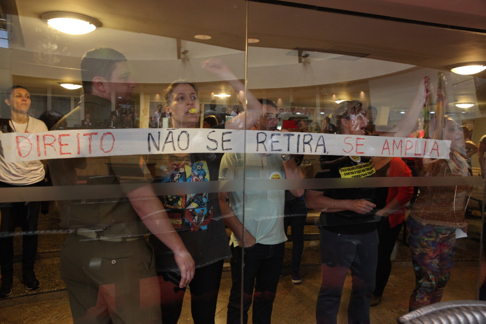 Professores nas galerias inferiores acompanharam a reunião