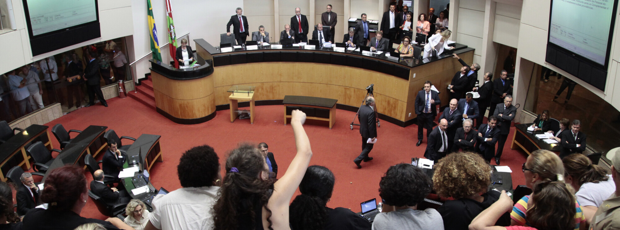 Servidores se manifestaram durante sessão