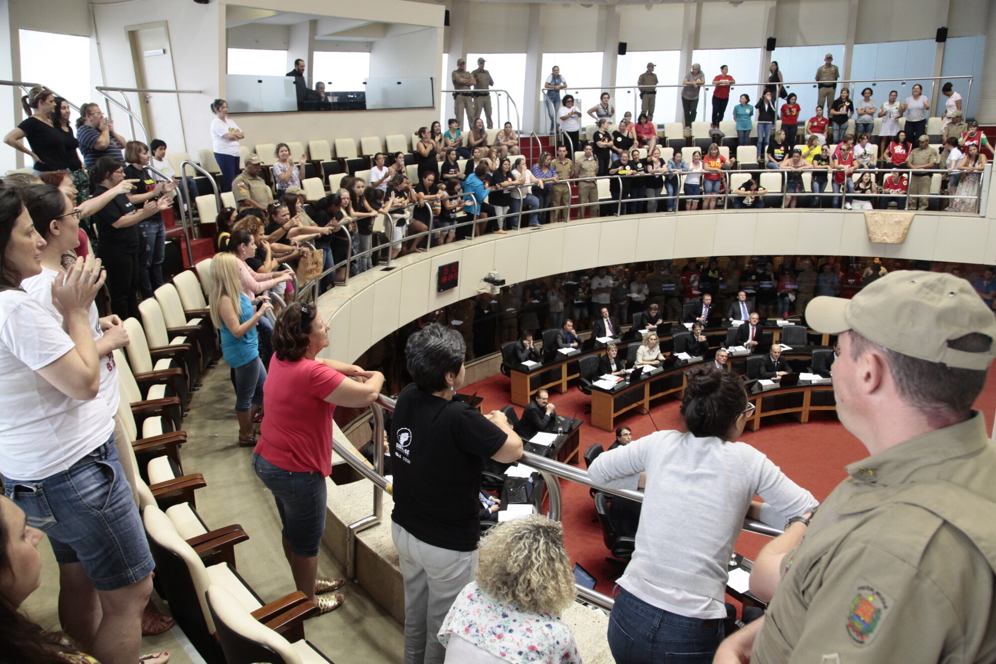 Com tumulto nas galerias, projetos do Plano de Carreira do Magistério e dos ACTs são aprovados