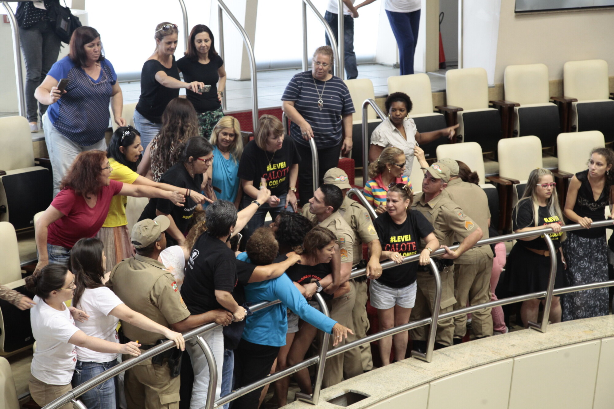 Servidores acompanharam as votações nas galerias do plenário e no hall