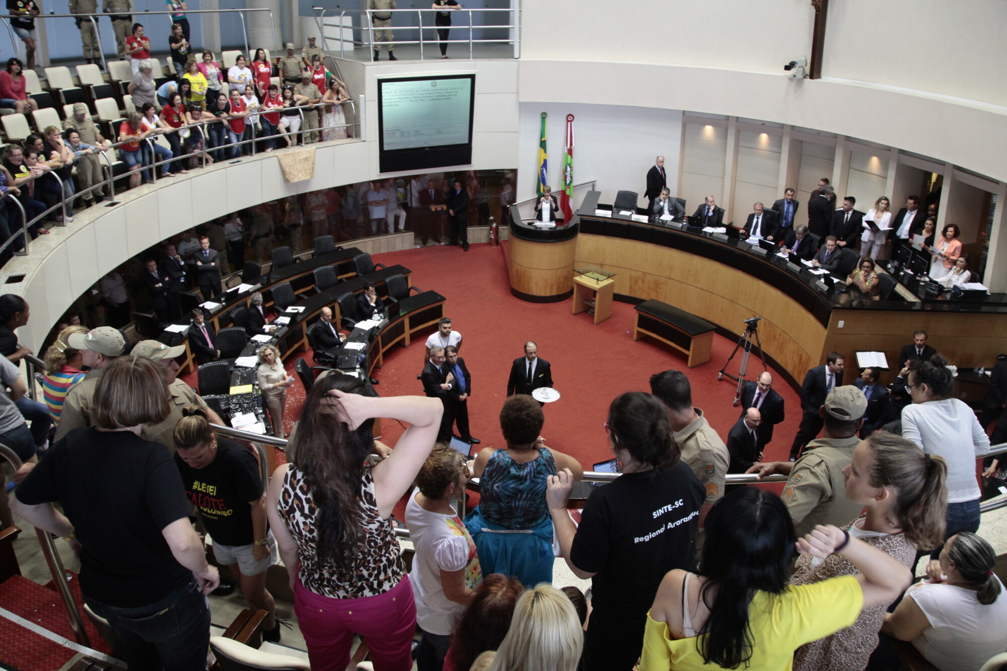Servidores acompanharam as votações nas galerias do plenário e no hall
