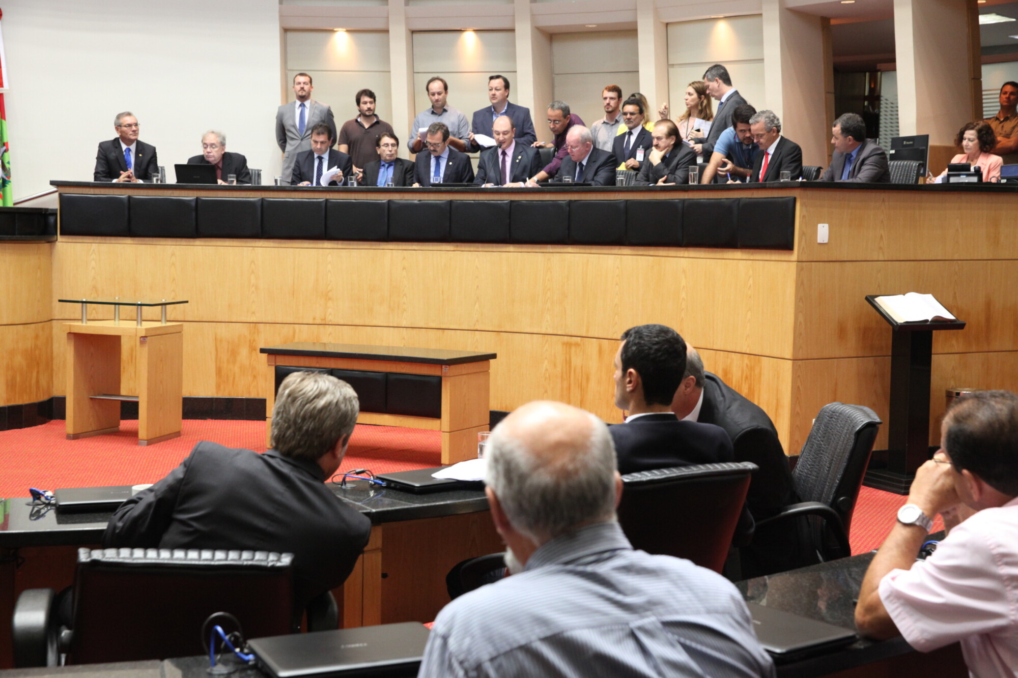 Reunião extraordinária reuniu deputados de três comissões no plenário
