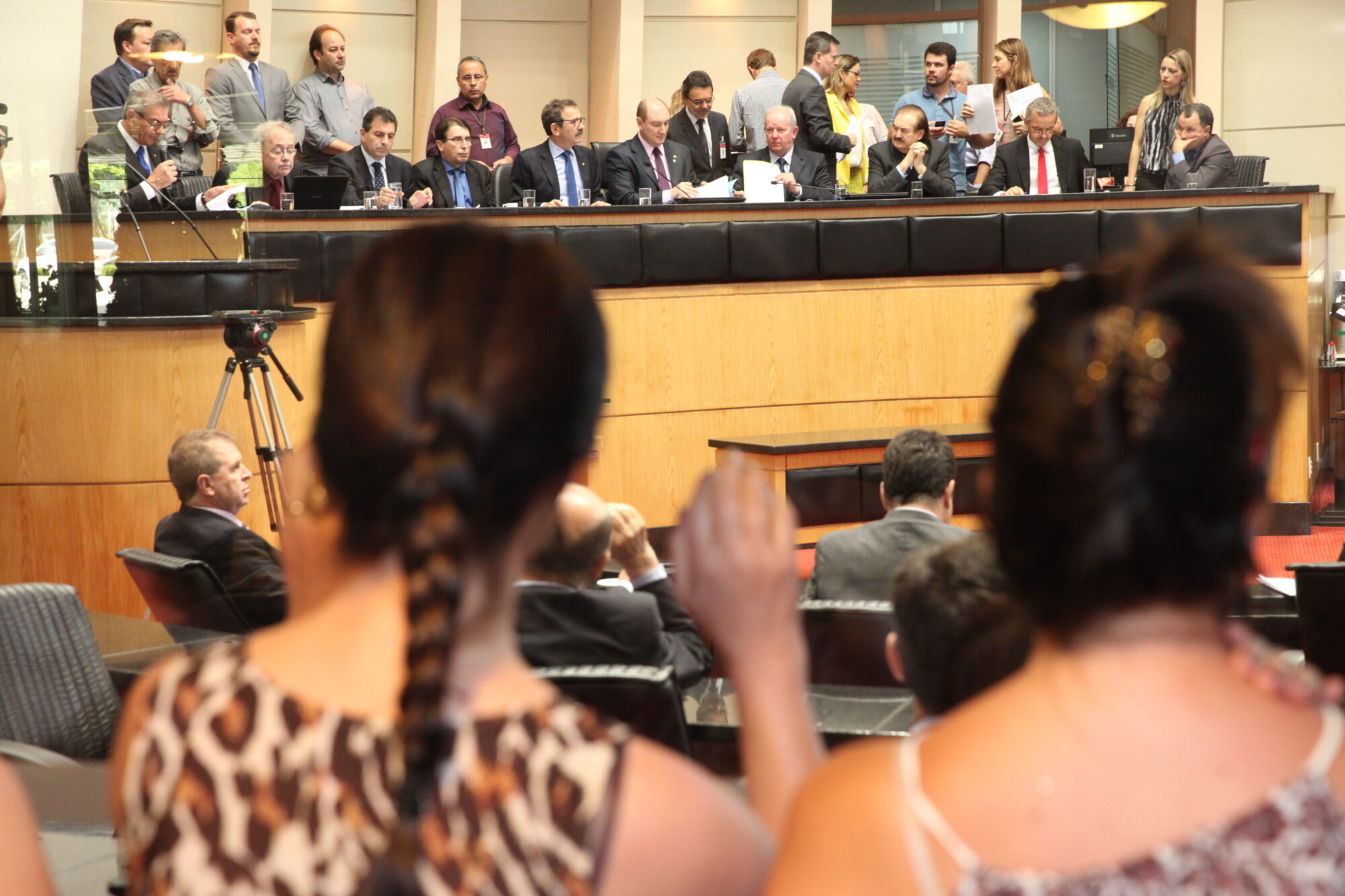 Servidores acompanham reunião extraordinária