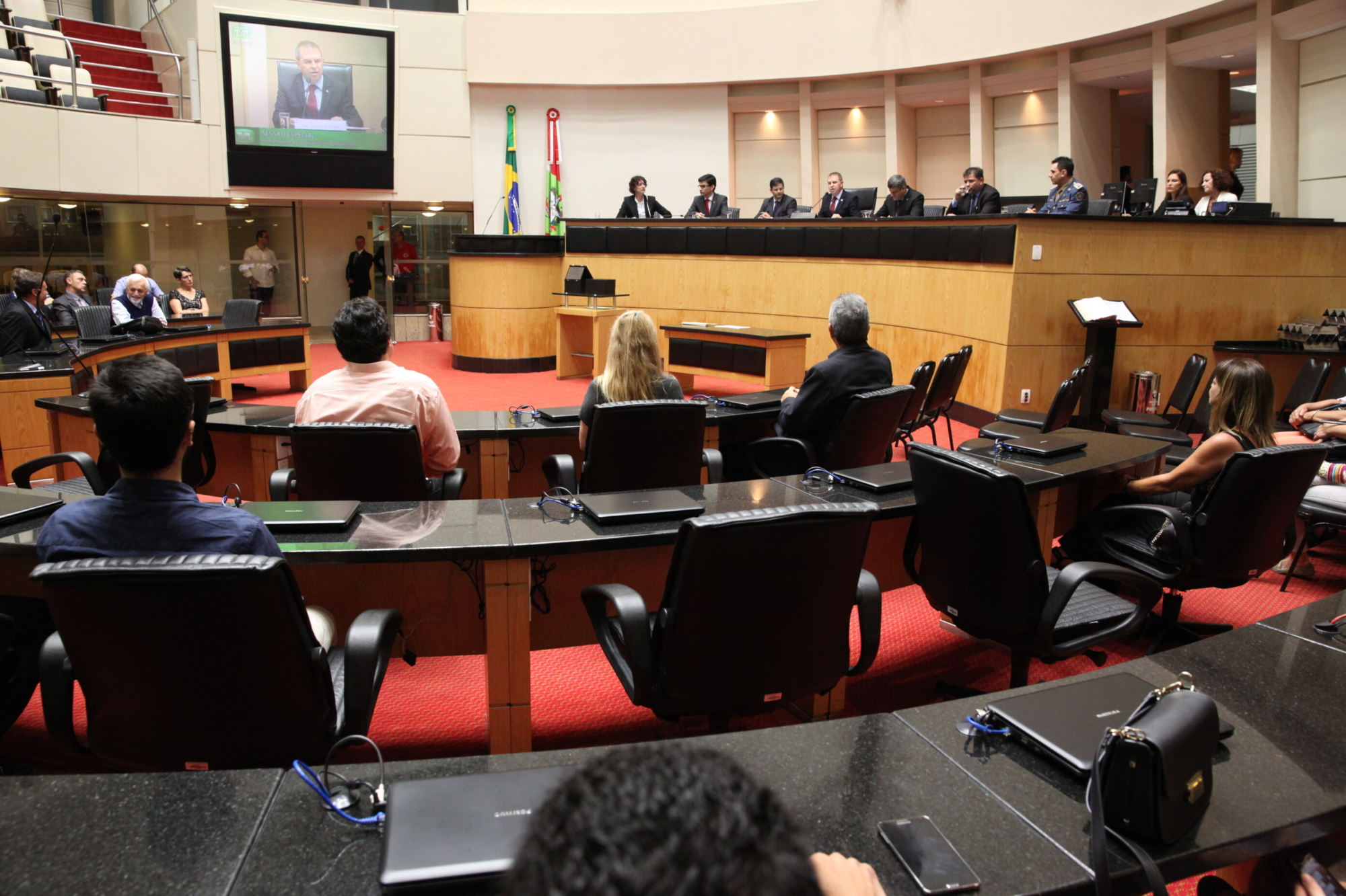 Assembleia Legislativa presta homenagem a policiais civis aposentados