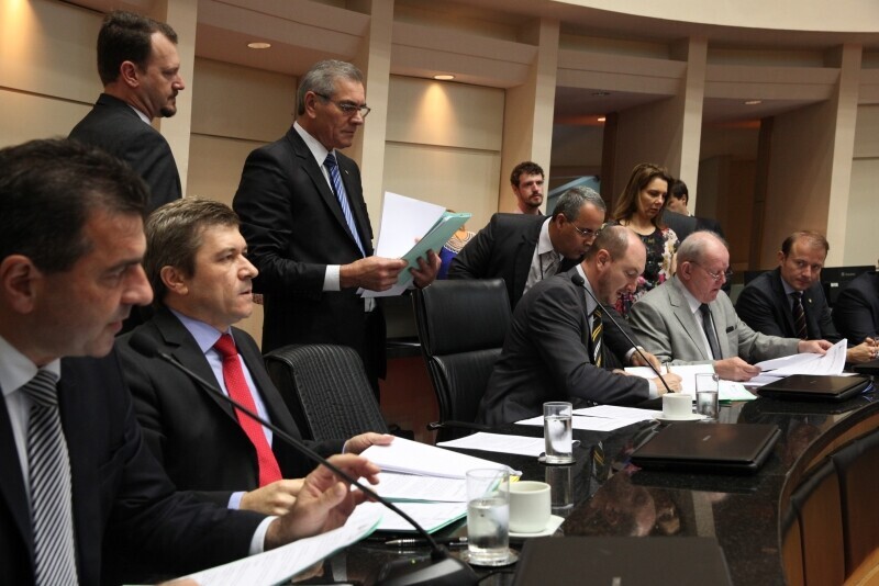 CCJ aprova projeto que autoriza o governo a repactuar a dívida do estado