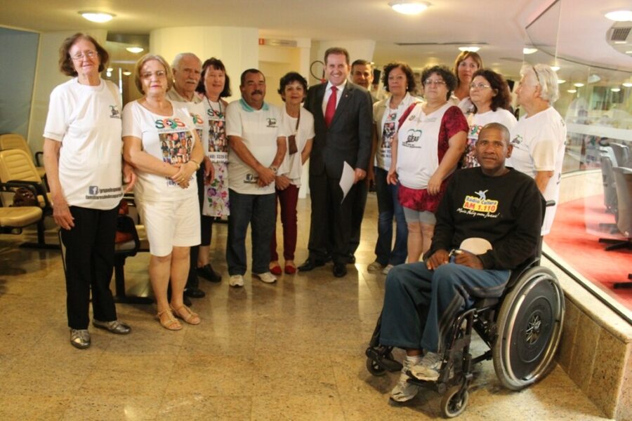 Deputado Valmir Comin com familiares de desaparecidos no dia da aprovação do projeto na Assembleia Legislativa. FOTO: Divulgação