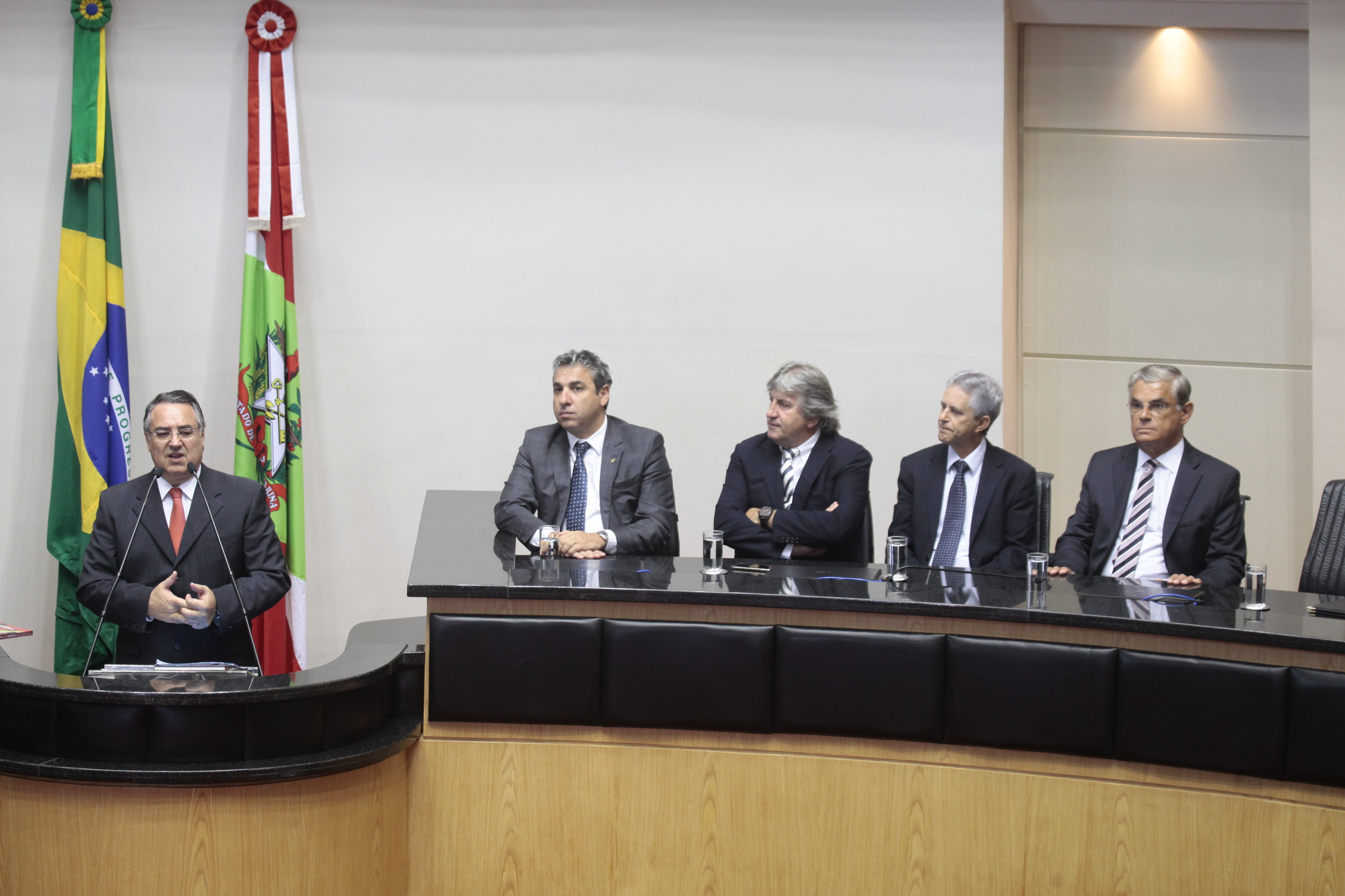 Abertura dos Trabalhos da Segunda Sessão Legislativa da 18ª Legislatura e a Leitura da Mensagem Anual do Excelentíssimo Senhor Governador do Estado de Santa Catarina João Raimundo Colombo.