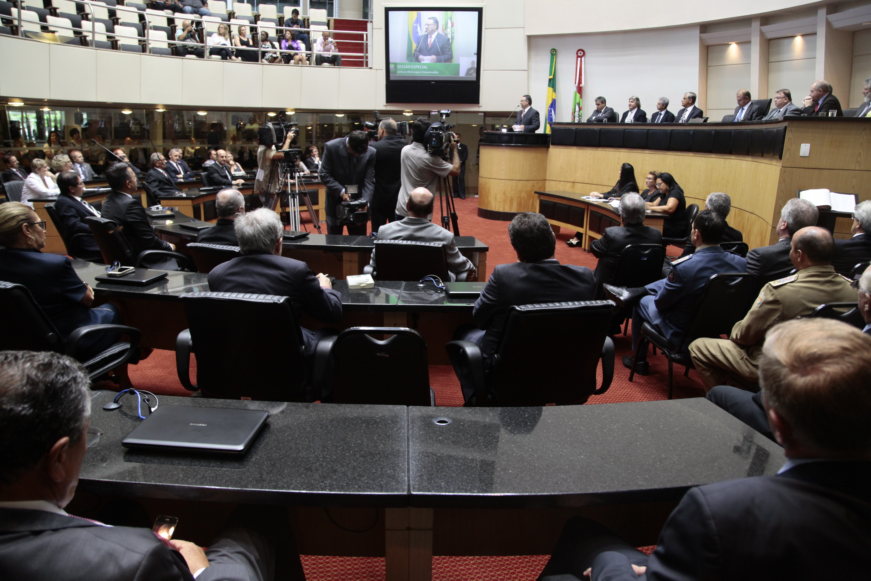 Abertura dos Trabalhos da Segunda Sessão Legislativa da 18ª Legislatura e a Leitura da Mensagem Anual do Excelentíssimo Senhor Governador do Estado de Santa Catarina João Raimundo Colombo.