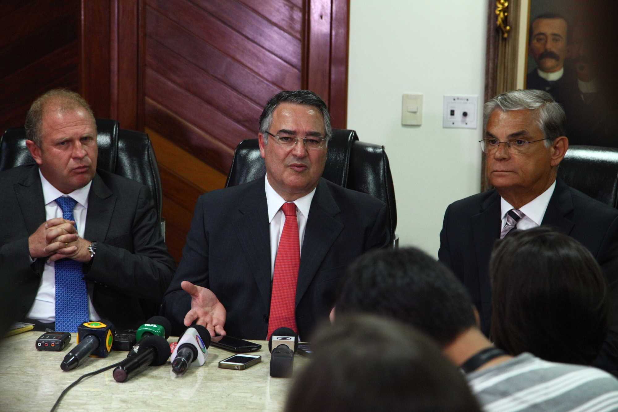 Coletiva: Governador fala sobre ajuste fiscal e dívida do Estado com a União