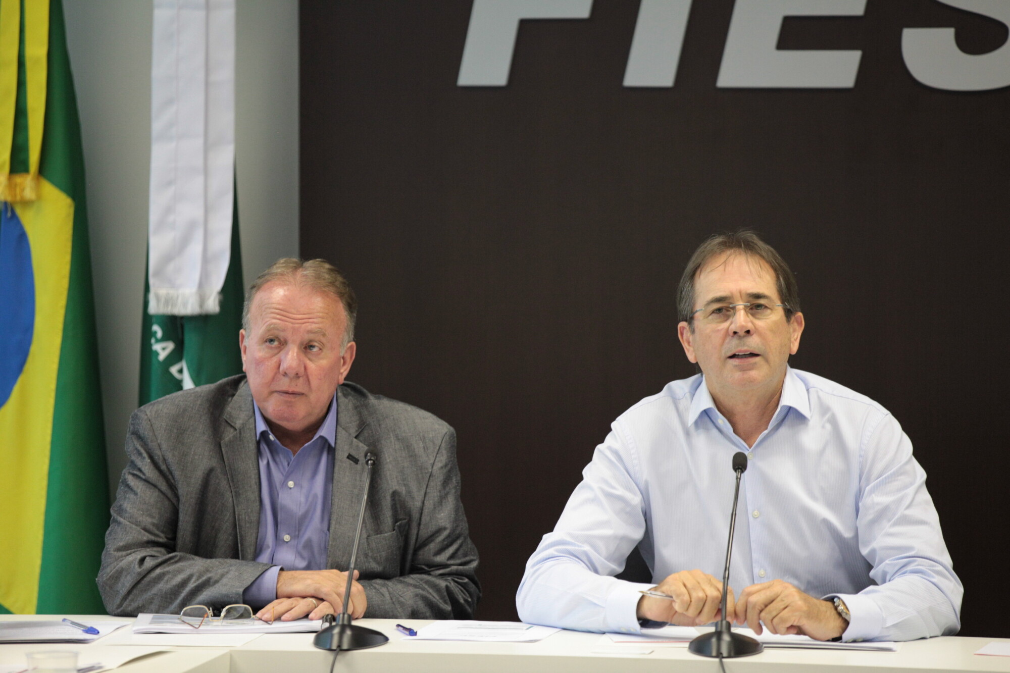 Wanderley Agostini (e), do Deinfra, e Mário Aguiar, durante a reunião da câmara da Fiesc