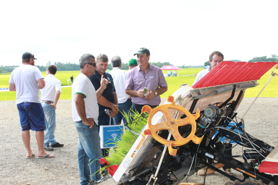 Transplantadeira de mudas, conquistada em 2013 por Zé Milton  para Associação Catarinense dos Produtores de Sementes de Arroz (Acapsa)