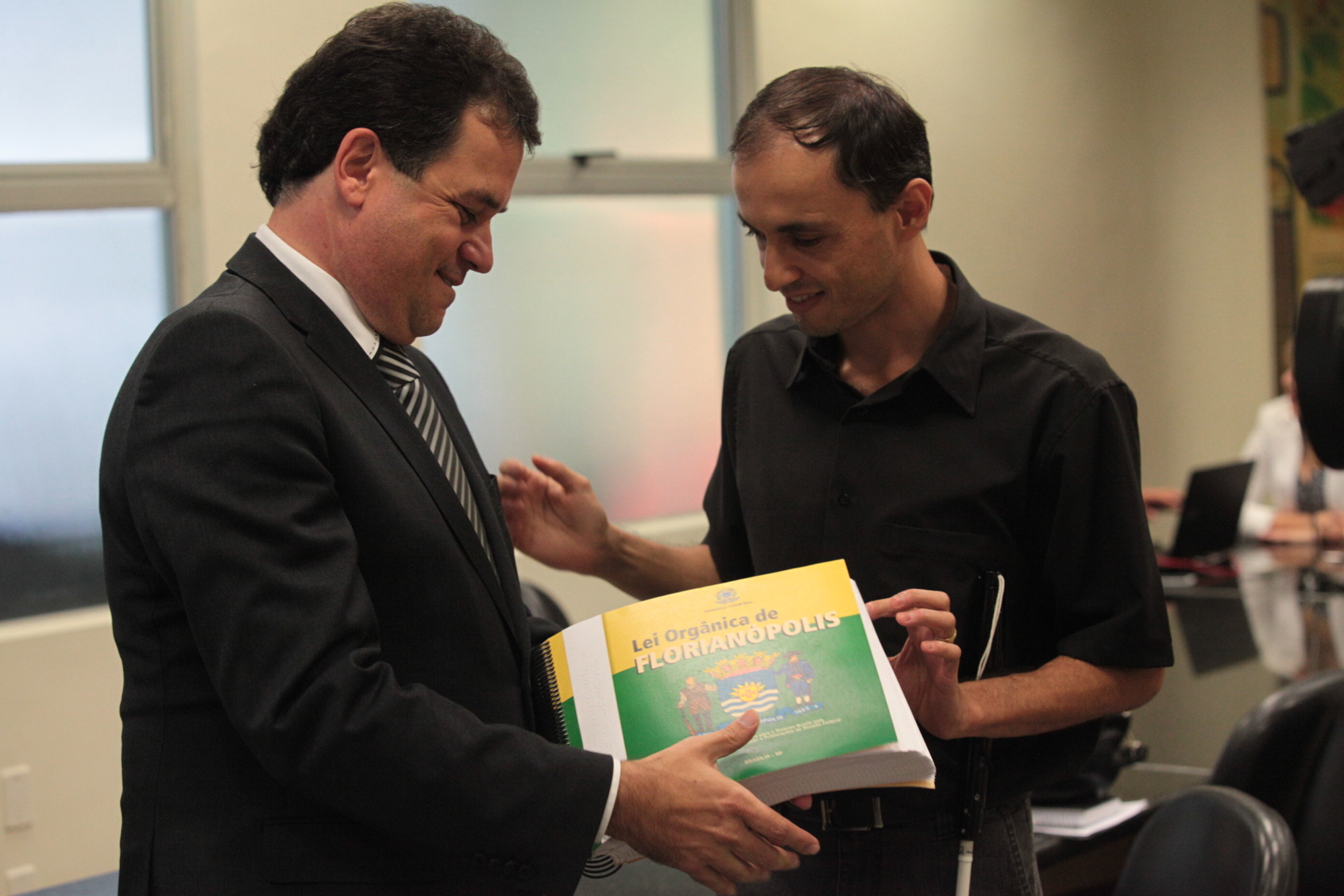ACIC ganha exemplar da Constituição Estadual em Braille