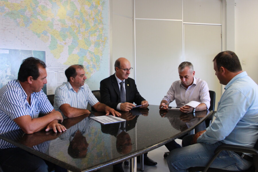 Deputado Zé Milton em reunião com secretário Kleinubing e lideranças de Jaguaruna