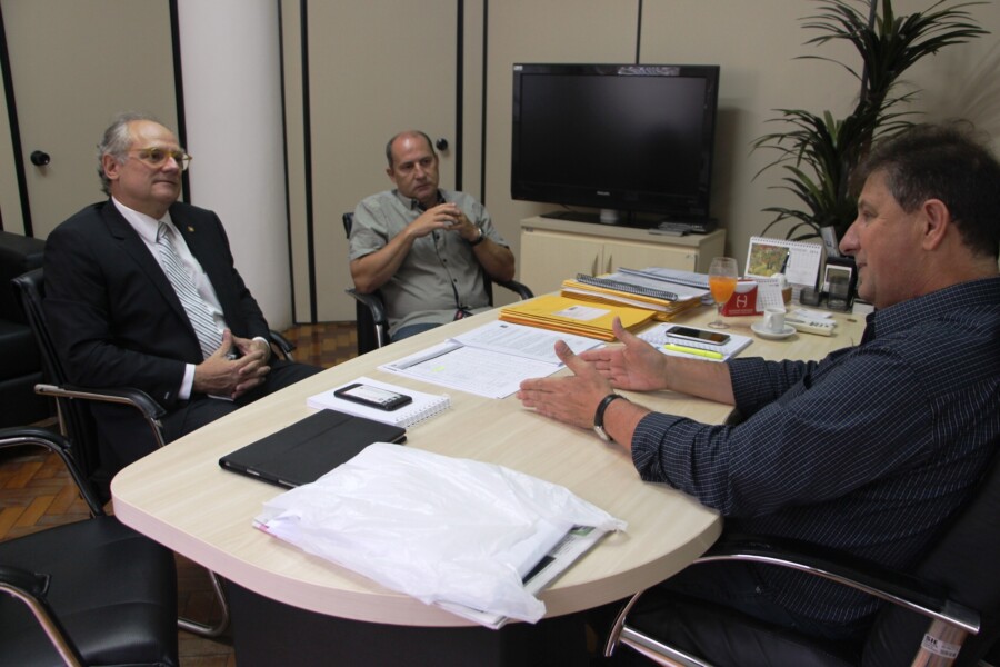 Parlamentar esteve reunido com o engenheiro José Abel da Silva e com o secretário João Carlos Ecker. FOTO: Assessoria do deputado Dr. Vicente