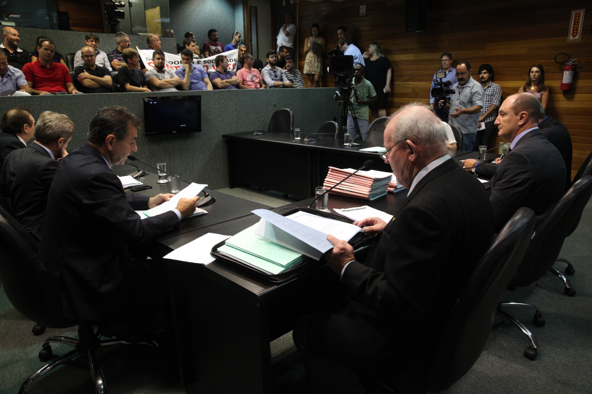 Deputados analisaram dezenas de projetos e mensagens de vetos na manhã desta terça-feira