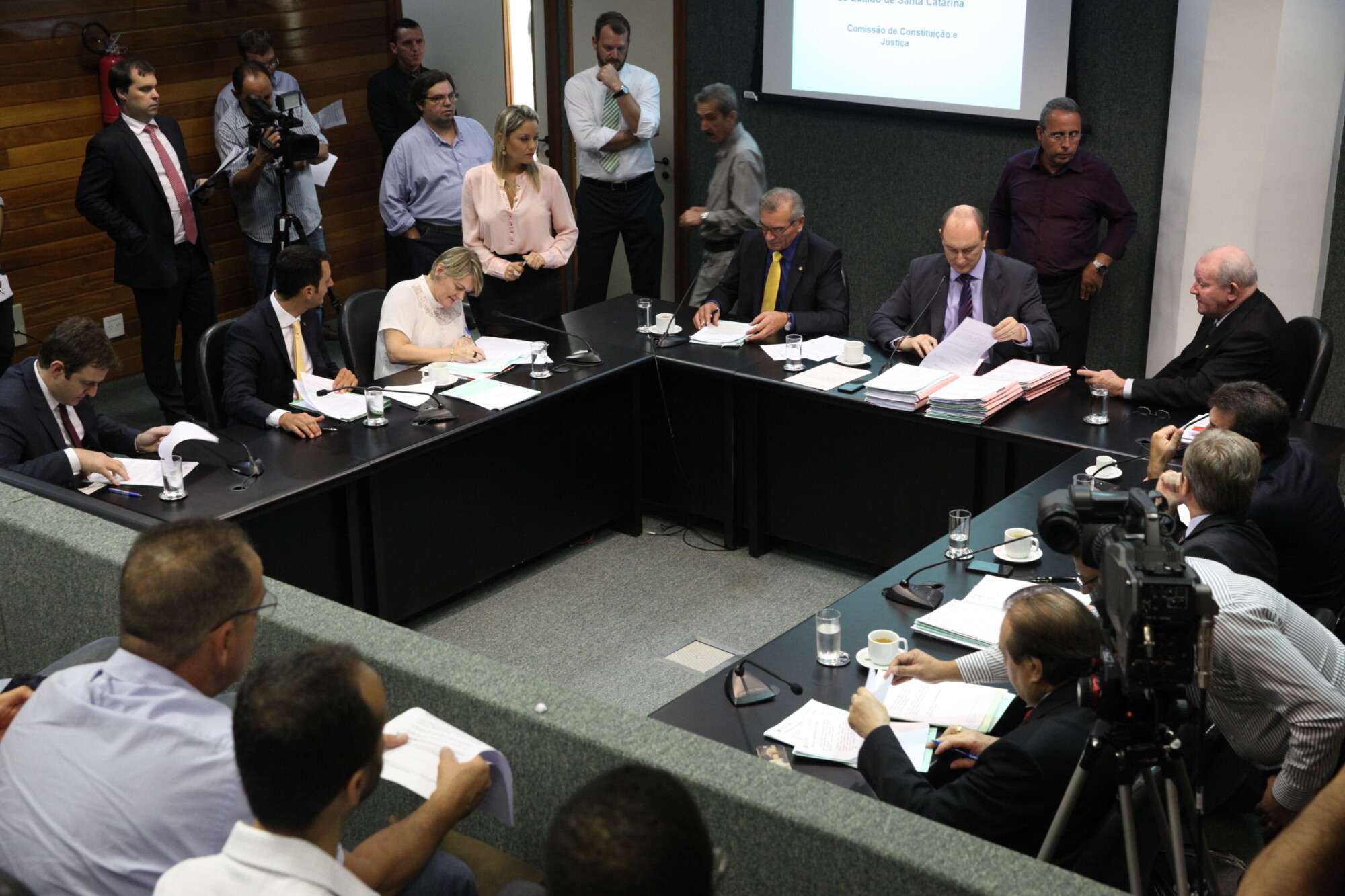 Deputados analisaram dezenas de projetos e mensagens de vetos na manhã desta terça-feira
