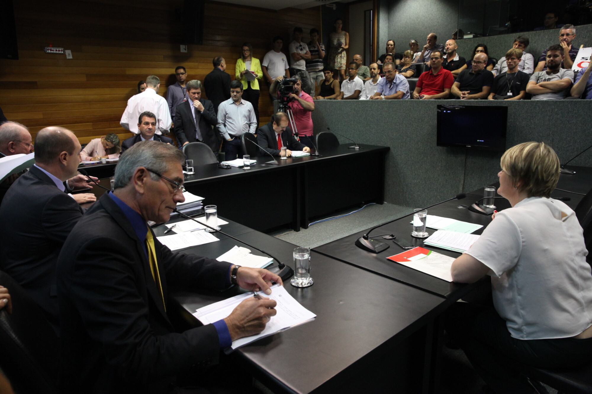 Deputados analisaram dezenas de projetos e mensagens de vetos na manhã desta terça-feira