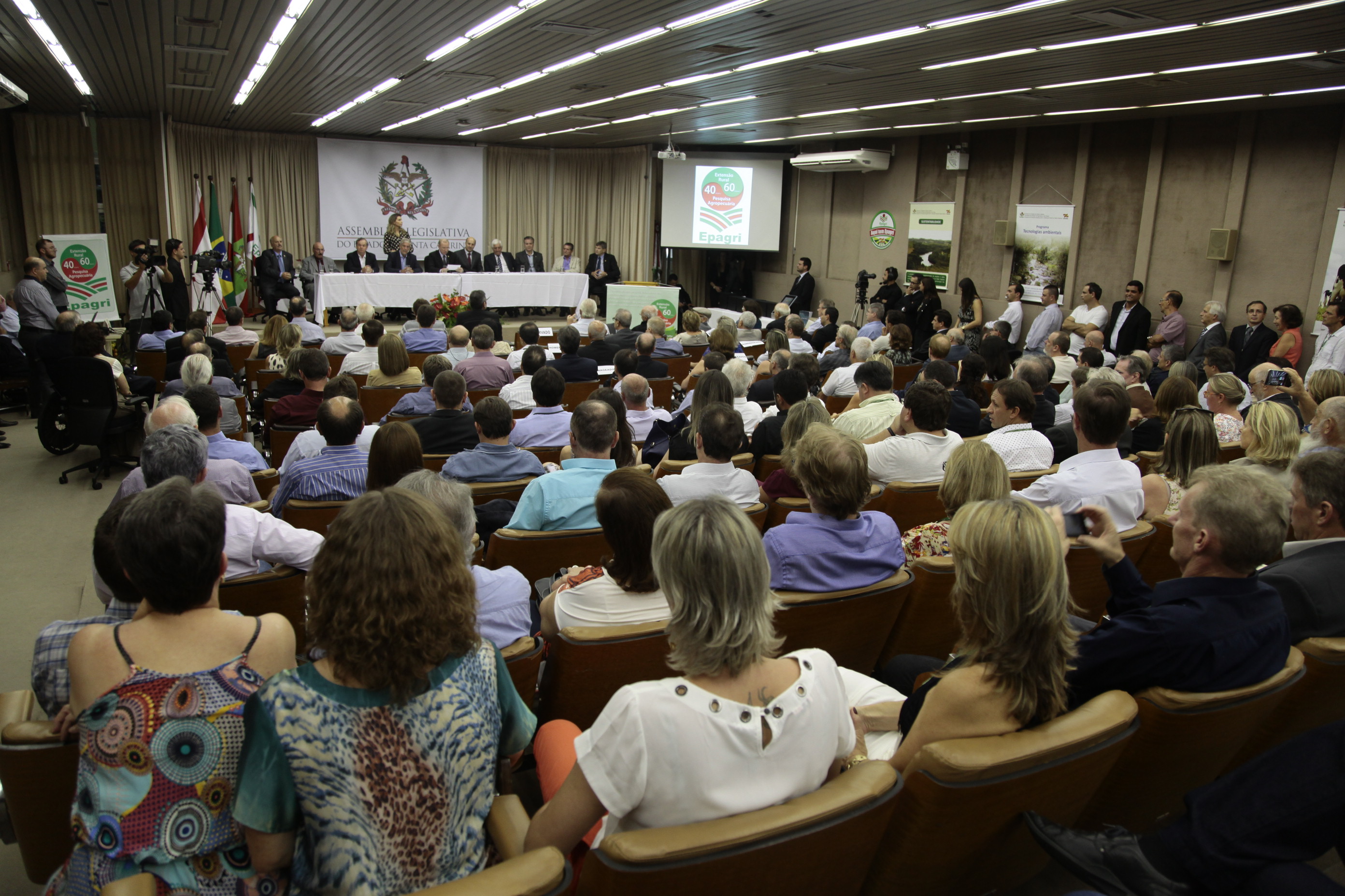 Sessão Solene em comemoração aos 60 anos do serviço de extensão rural e pesqueiro e 40 anos de pesquisa agropecuária da Epagri.