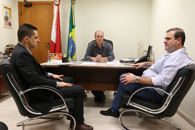 Deputado Mauro (centro) recebeu o diretor de Ciência e Tecnologia e Inovação da SDS, Jean Vogel (E), e o secretário da SDS, Carlos Chiodini