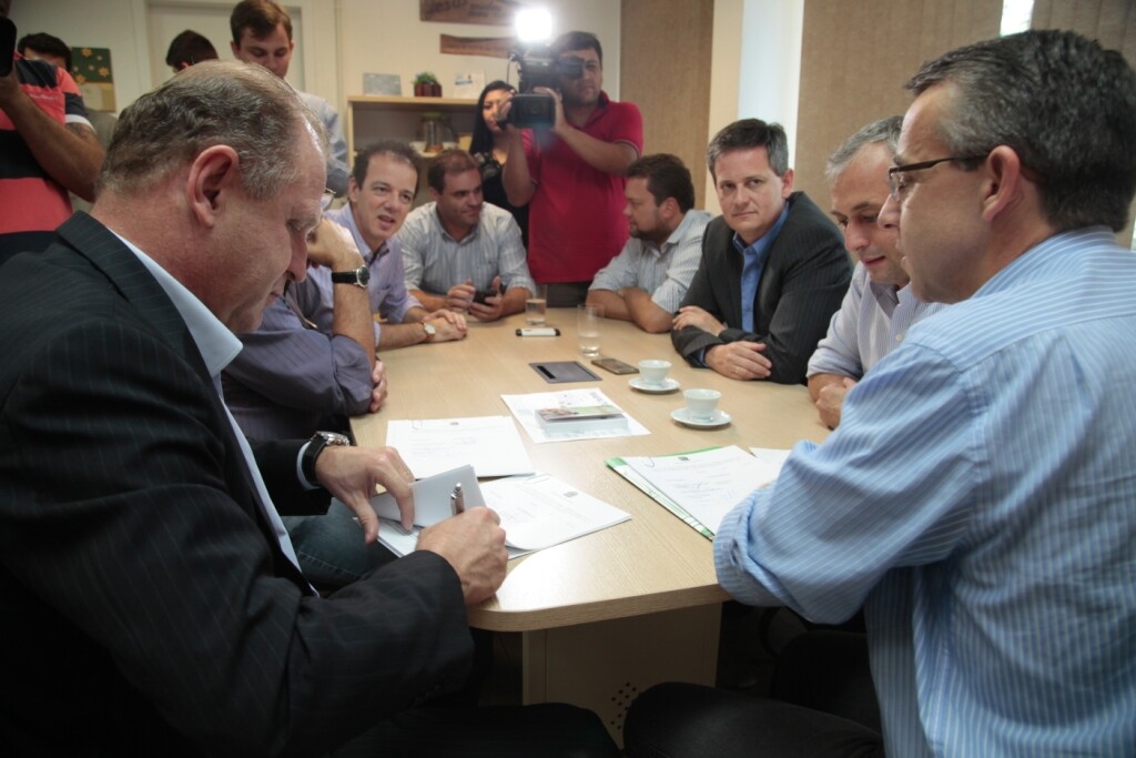 Blumenau: Merisio assina convênio com TV e recebe agenda positiva para região