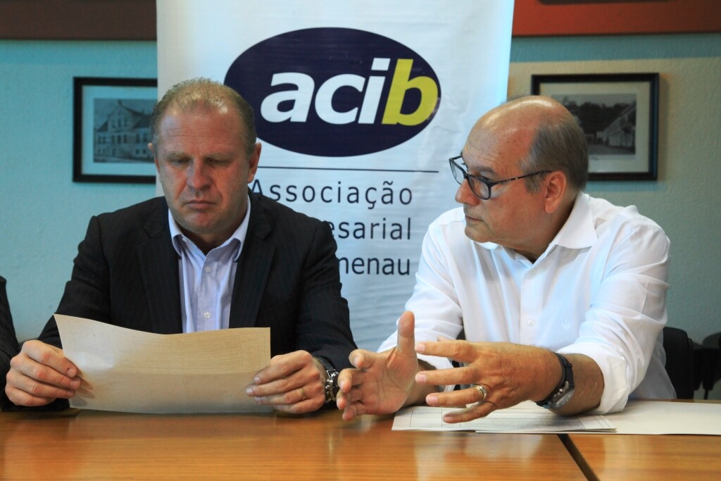 Presidente da Assembleia também esteve na Associação Empresarial de Blumenau. FOTO: Carlos Kilian/Presidência Alesc