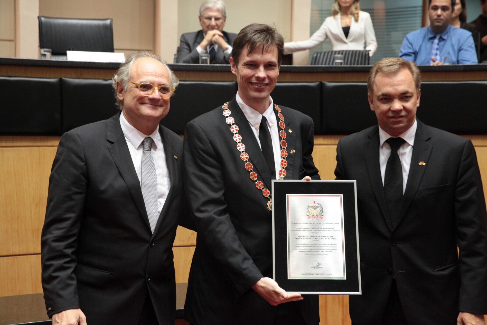 Deputados Dr. Vicente (e) e Gean Loureiro entregam placa a Dalton Parucker Lueders, do Conselho Estadual DeMolay